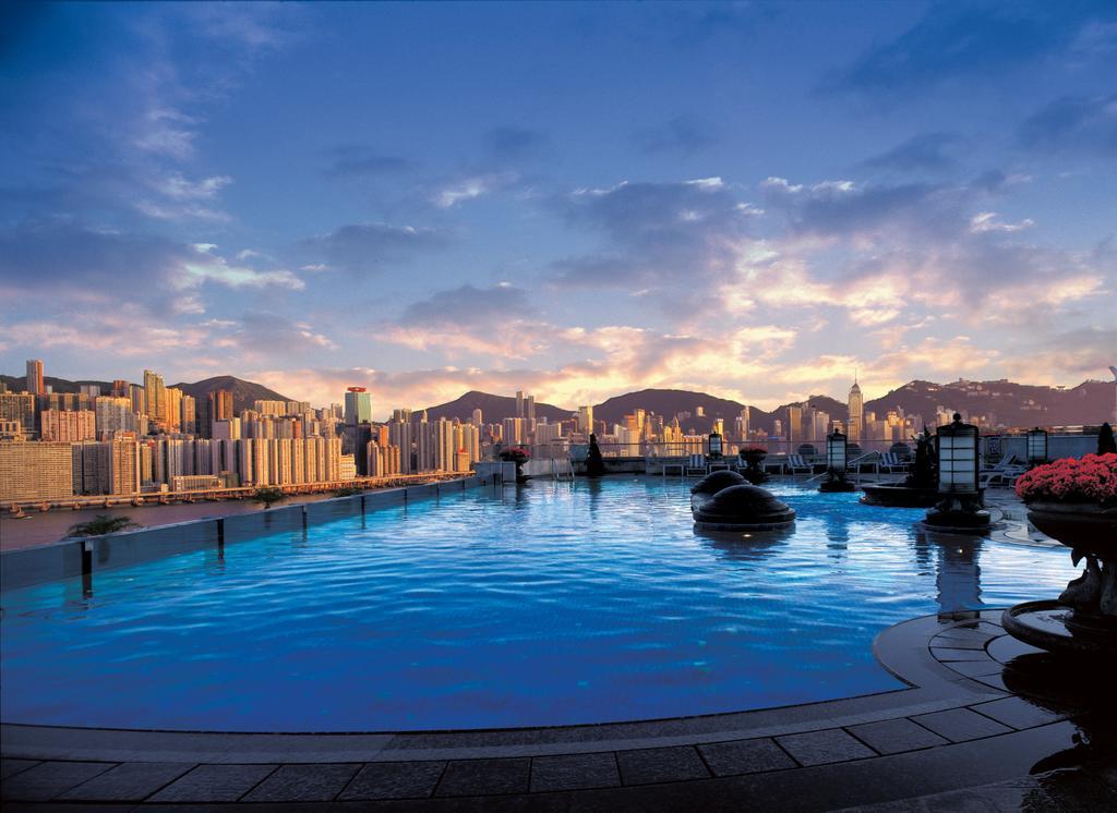 Harbour Grand Kowloon Hotel Hong Kong Exterior foto View of the pool at The Peak