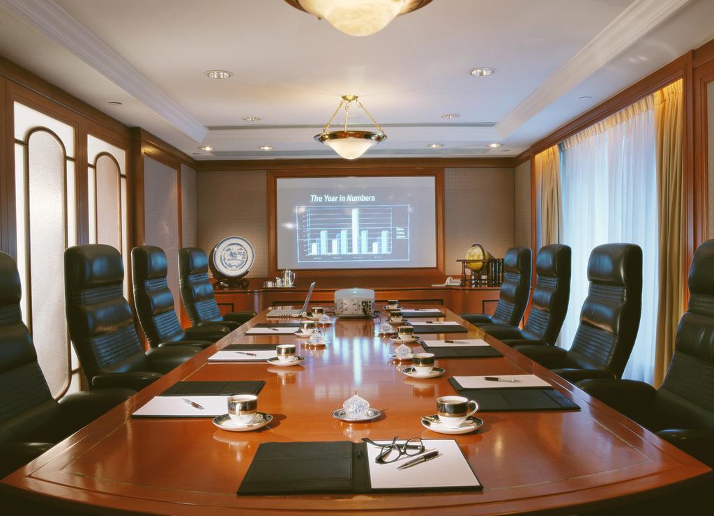 Harbour Grand Kowloon Hotel Hong Kong Exterior foto A boardroom at a hotel