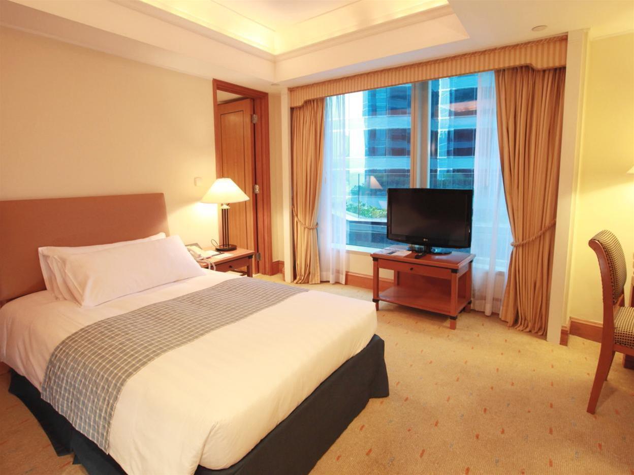 Harbour Grand Kowloon Hotel Hong Kong Exterior foto A bedroom at the hotel